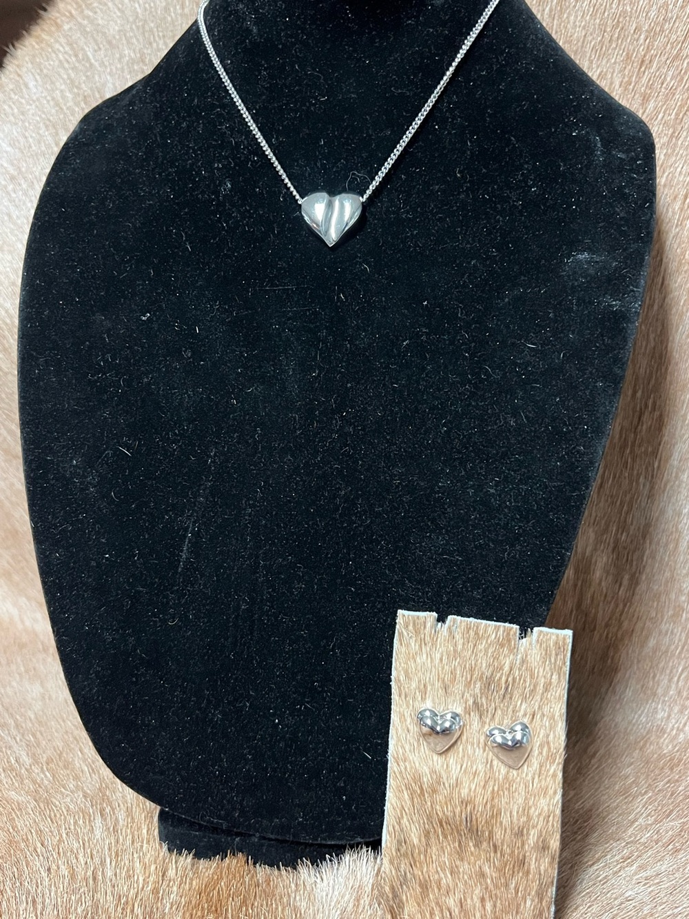Vintage 2004 Avon heart necklace set